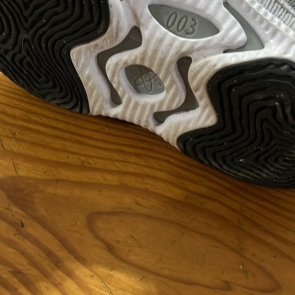 Nike Cosmic 3 In great condition Men’s size 7.5 or women’s 9 - Picture 4 of 5